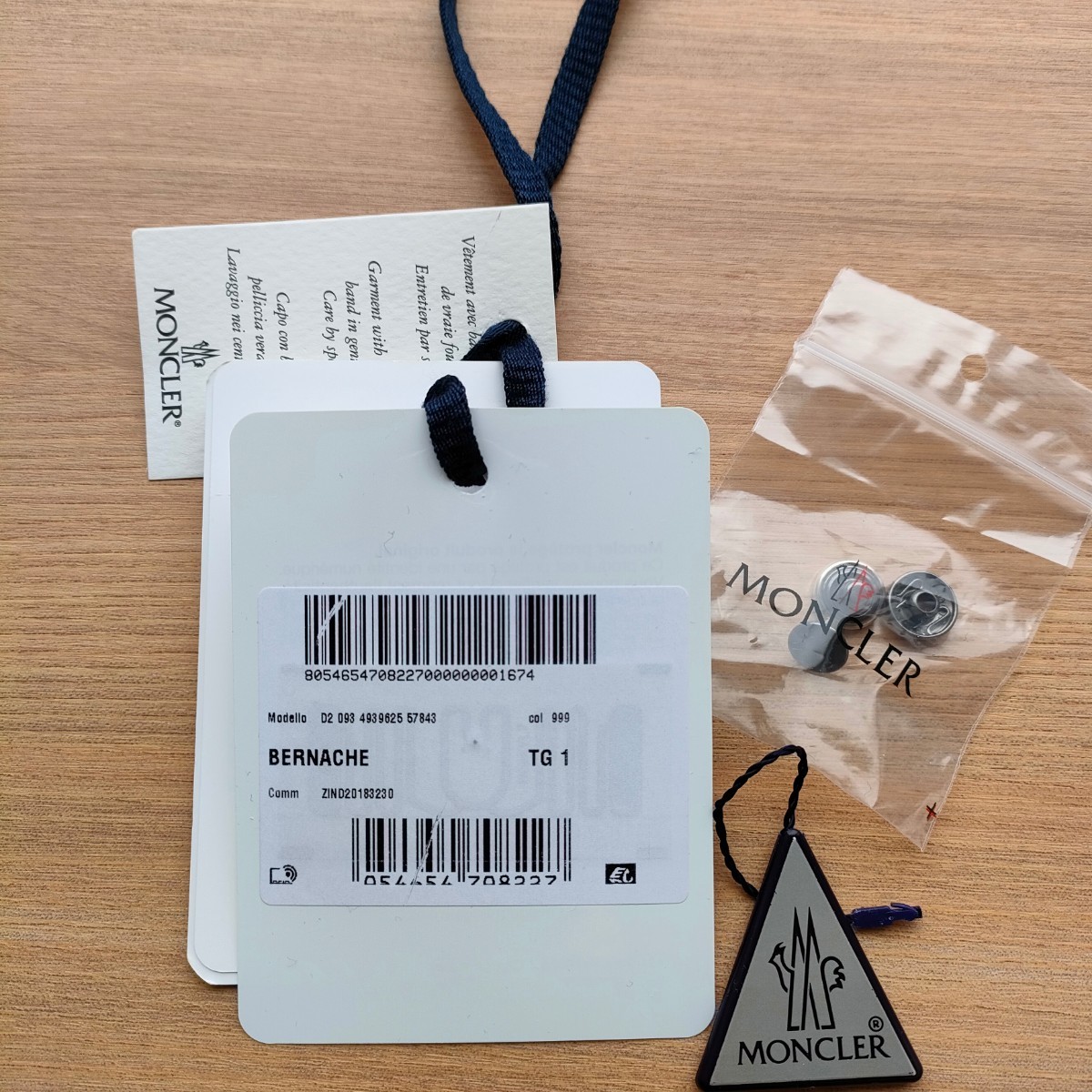 新品正規品 モンクレール 黒のダウンコート MONCLER に付いてい 新品正規品 モンクレール 黒のダウンコート MONCLER に付いてい