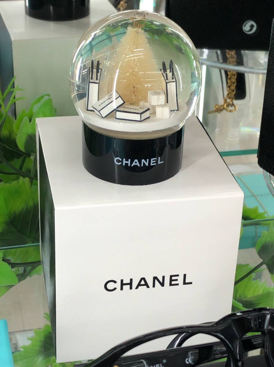 美品 シャネル CHANEL スノードーム スノーグローブ 2012 クリスマスツリー ショップ袋 インテリア 置物 SS-298071_画像1