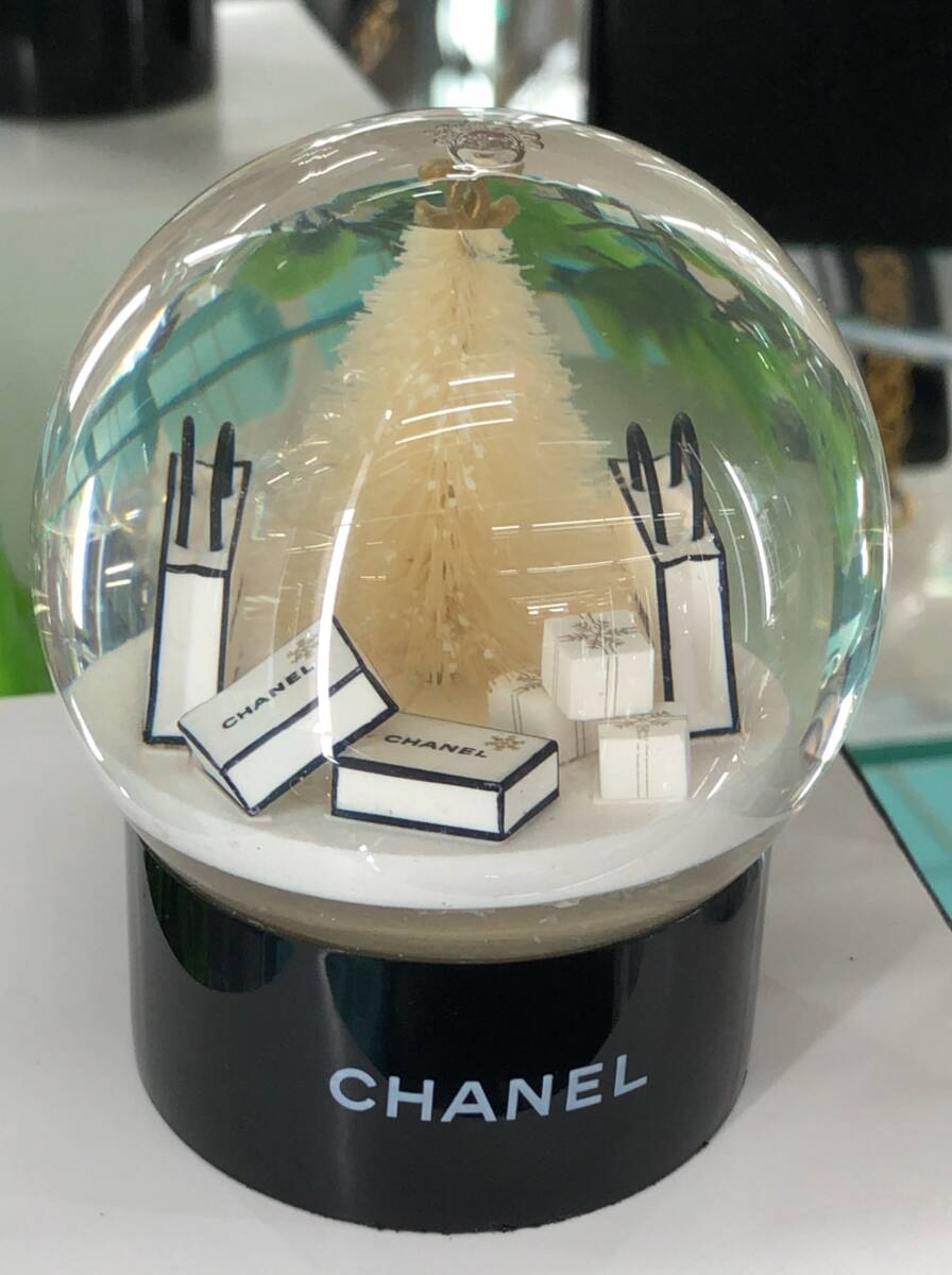 美品 シャネル CHANEL スノードーム スノーグローブ 2012 クリスマスツリー ショップ袋 インテリア 置物 SS-298071_画像2