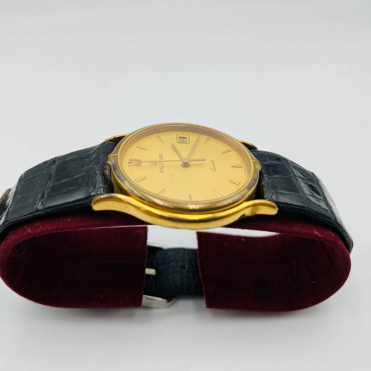 ♪A77190:WALTHAM ウォルサム 42520.31M デイト 薄型 腕時計 クオーツ 社外ベルト 箱付 ジャンク_画像5