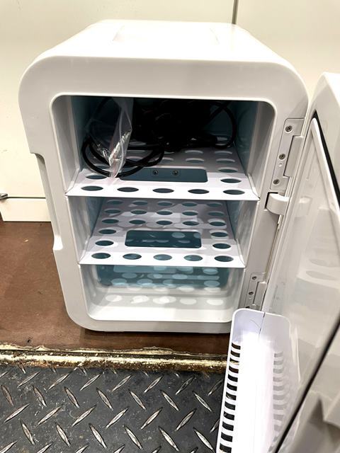 ■H77313:小型冷蔵庫 COOL HEAT 切り替え可能 KB-13.5L 通電のみ確認 ジャンク 中古_画像1