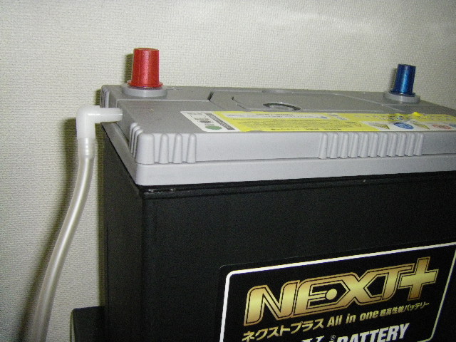 クラウンアスリートＨＶ 補機バッテリー（ＡＷ２１０）S46B24Ｌ にも  G&Yuバッテリー  NP75B24L ガス抜きホース付きの画像2