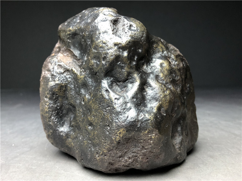 隕石・鉄隕石・磁石にくっつく・原石 マダガスカル 重さ約1699グラム 黒檀木台付きの画像7