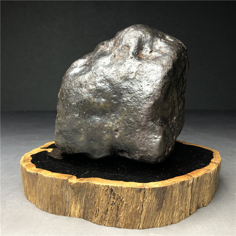 隕石・鉄隕石・磁石にくっつく・原石　マダガスカル　重さ約1699グラム　黒檀木台付き_画像5