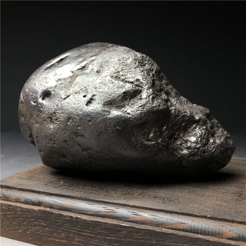 隕石・鉄隕石・磁石にくっつく・原石 マダガスカル 重さ約1528グラム 木台付きの画像1