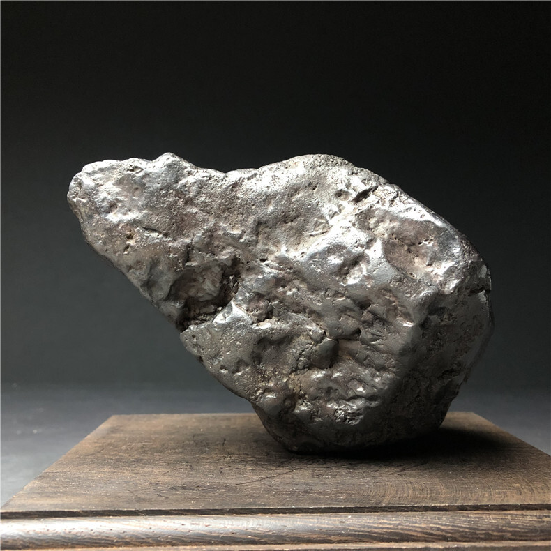 隕石・鉄隕石・磁石にくっつく・原石 マダガスカル 重さ約1528グラム 木台付きの画像2