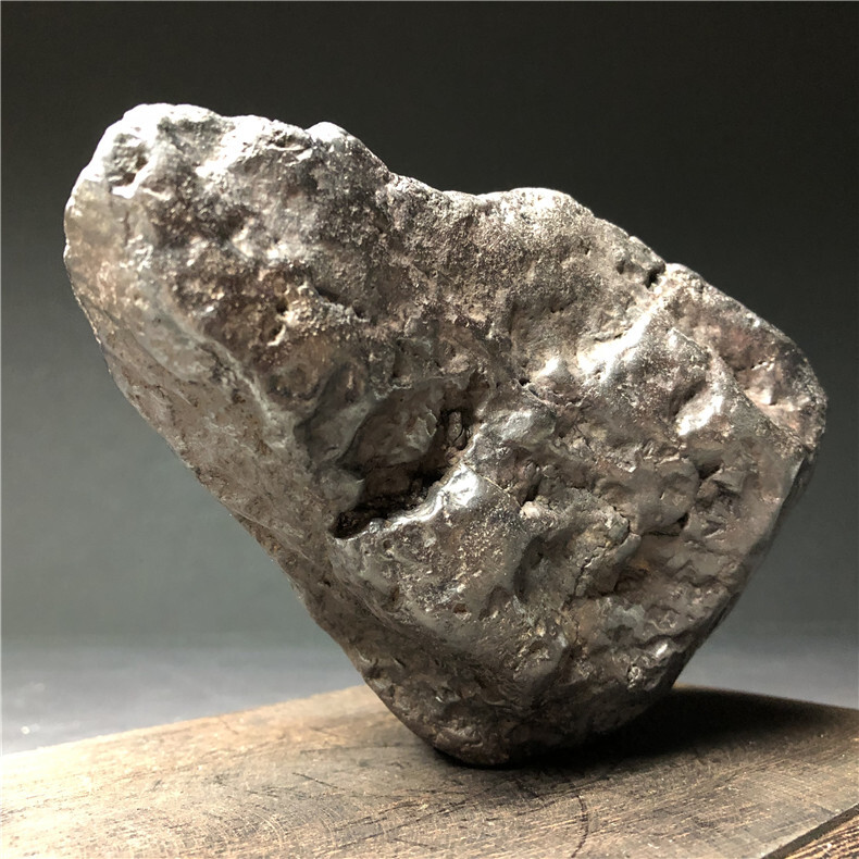 隕石・鉄隕石・磁石にくっつく・原石 マダガスカル 重さ約1528グラム 木台付きの画像4