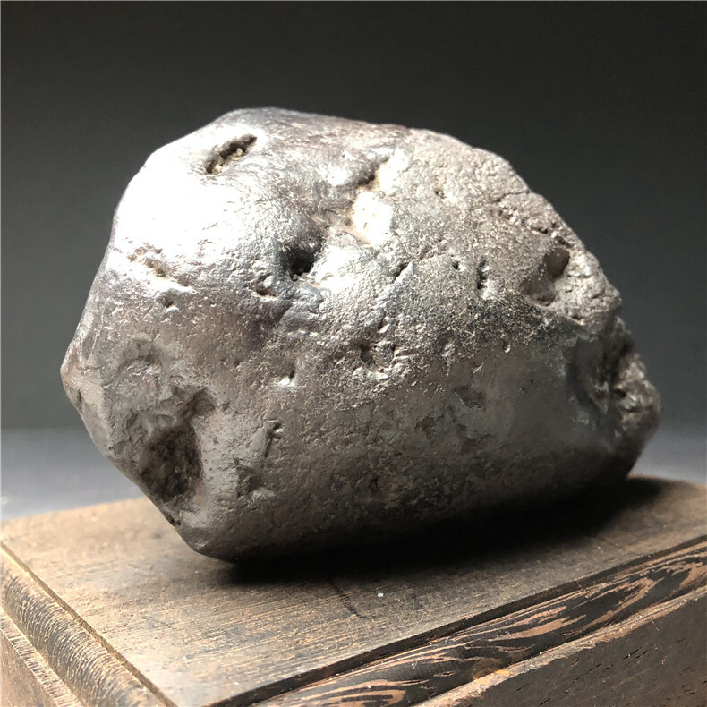  meteorite * iron meteorite * magnet .....* raw ore madaga Skull weight approximately 1528 gram tree pcs attaching 