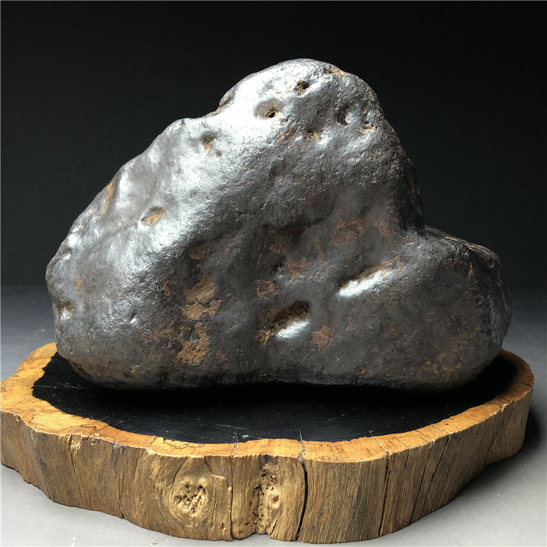 隕石・鉄隕石・磁石にくっつく・原石　マダガスカル　重さ約5.1㎏　黒檀木台付き_画像1