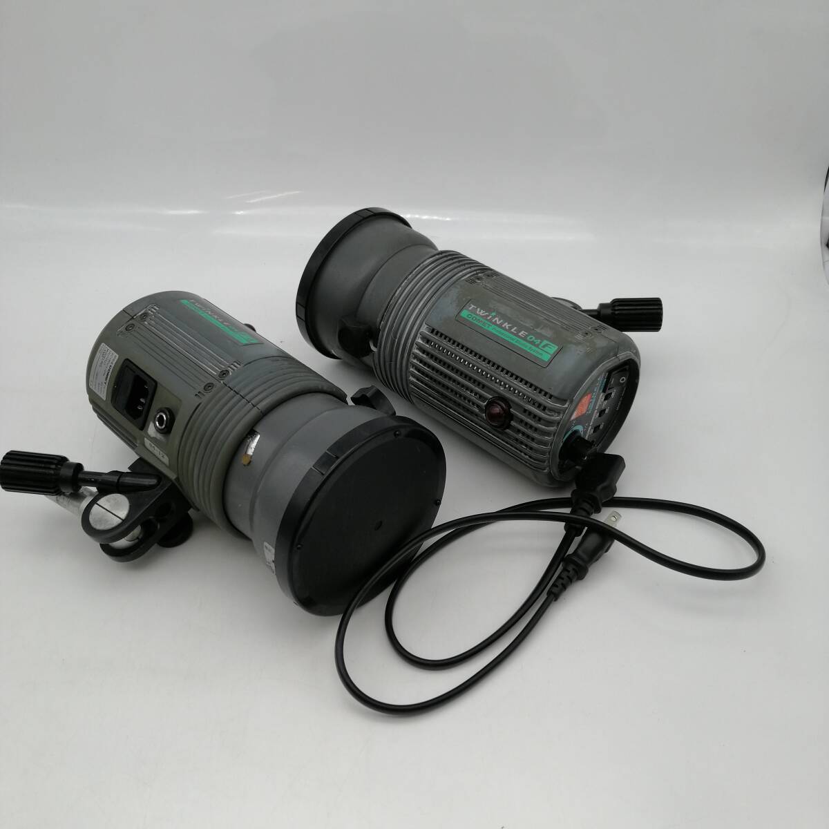 t2682 コメット COMET TWINKLE 04 F WINKLE 04 FII ストロボ 通電確認済み 2個セット 現状品 中古品 フラッシュ 照明 カメラ 光学機器_画像1