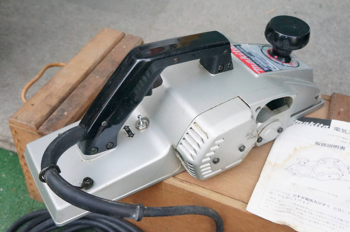 中古美品替刃5セット付　マキタ makita　替刃式　 2スピードカンナ 1804N 有効切削幅136mm　　　 研磨 研削 仕上げ 電動かんな _画像3