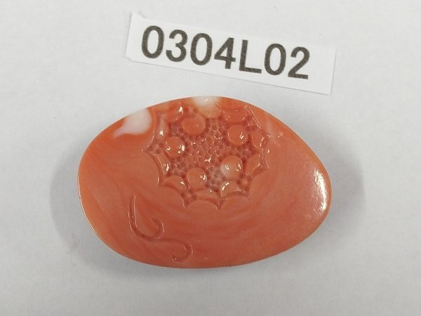 0304L02　本珊瑚　サンゴ　帯留　彫刻品　約10.0ｇ_画像1