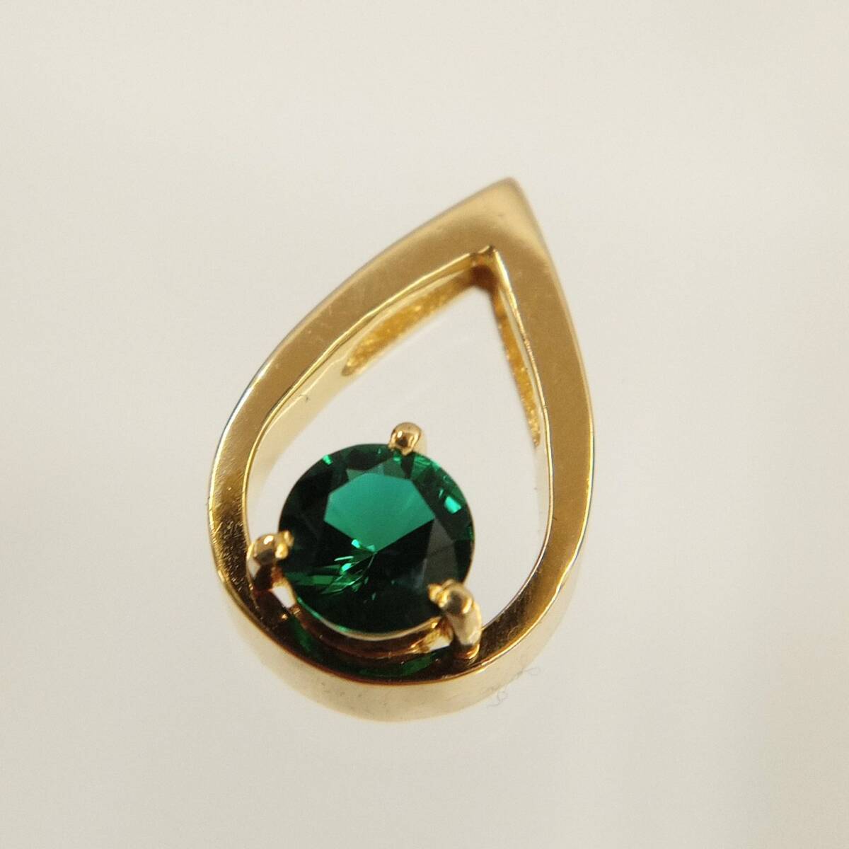 1着でも送料無料 【鑑別書付き】合成エメラルド 0.28ct K18 18金 イエローゴールド ペンダントトップ ティアドロップ プロングセット レディースアクセ エメラルド