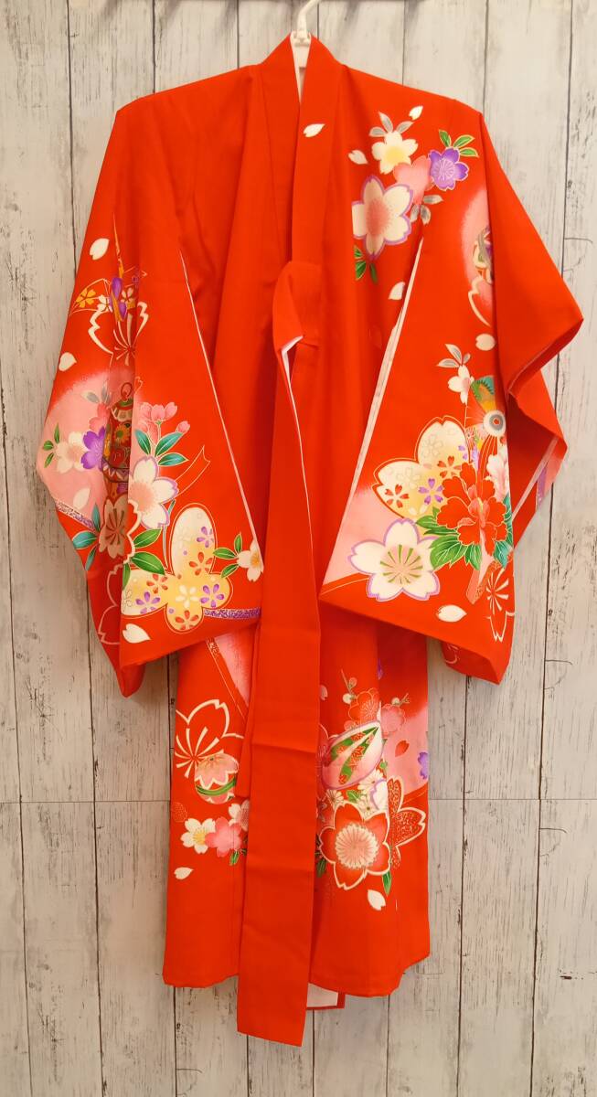  женщина . праздник . надеты красный цветок . вышивка японский костюм японская одежда 