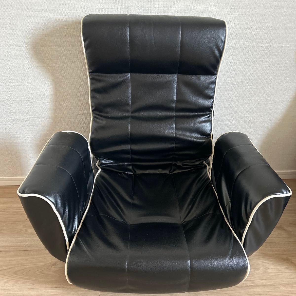 ニトリの1人用座椅子です。幅680mm×奥行き570-780mm×高さ350-715mmです。6段階リクライニング調整が可能です。