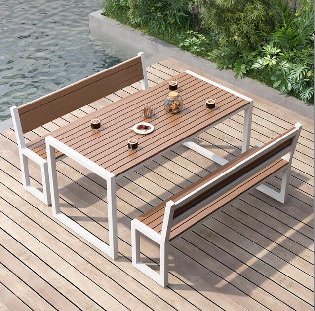 ガーデンテーブル3点セット 屋外ダイニングテーブルとベンチセット 金属フレーム プラスチック製の木製のテーブルトップ 防水性と耐日光性