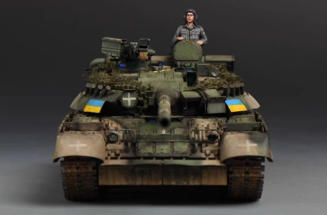 1/35 ウクライナ軍 T-80UD 主力戦車 組立塗装済完成品