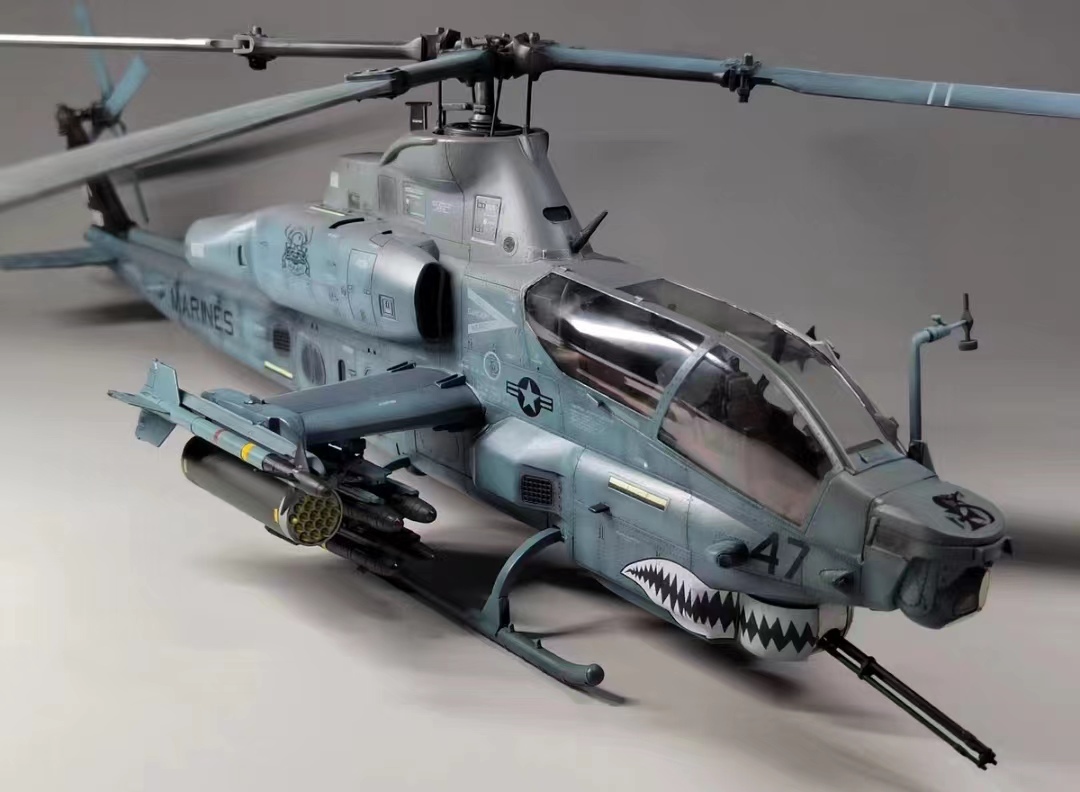 アカデミー1/35 アメリカ AH-1Z Shark-Mouth ヘリコプター 組立塗装済完成品_画像1