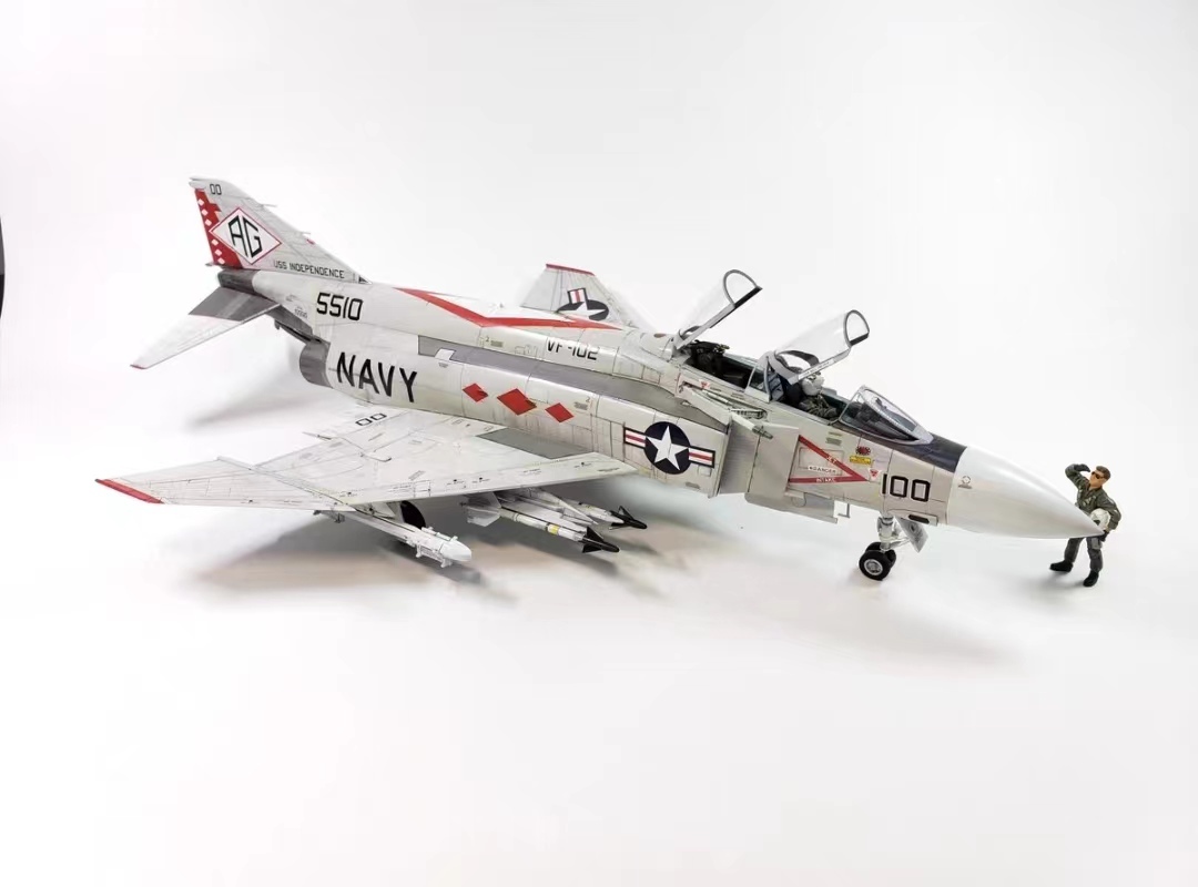 1/48 アメリカ空軍 F-4J ファントム 組立塗装済完成品_画像2