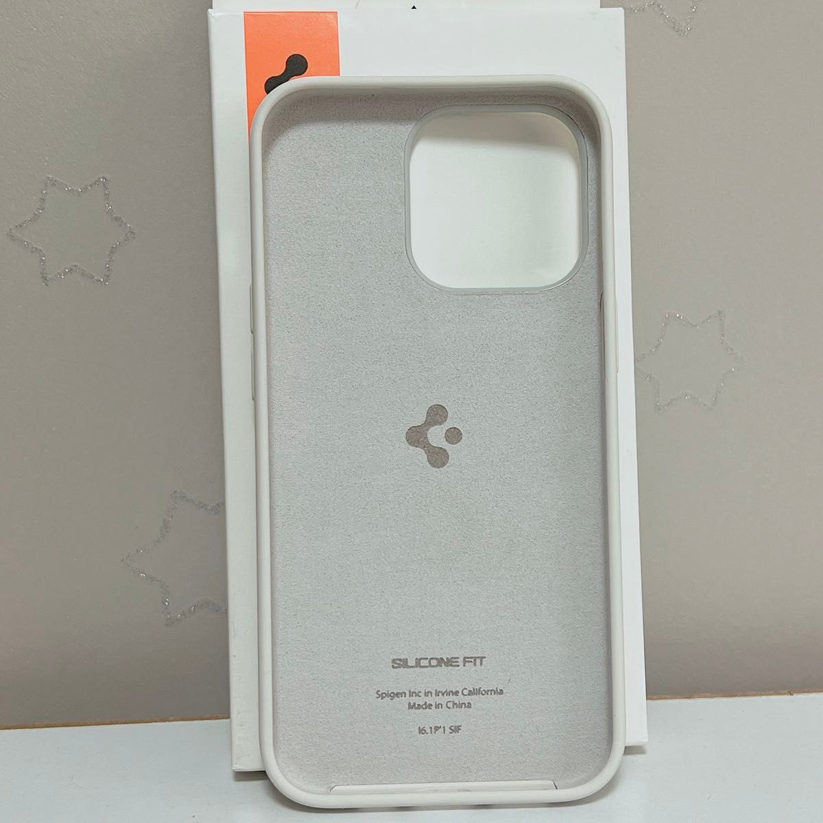 Spigen iPhone13Proケース シリコン 衝撃吸収 マット感 4重構造 レンズ保護 超薄型 超軽量 シリコンフィット