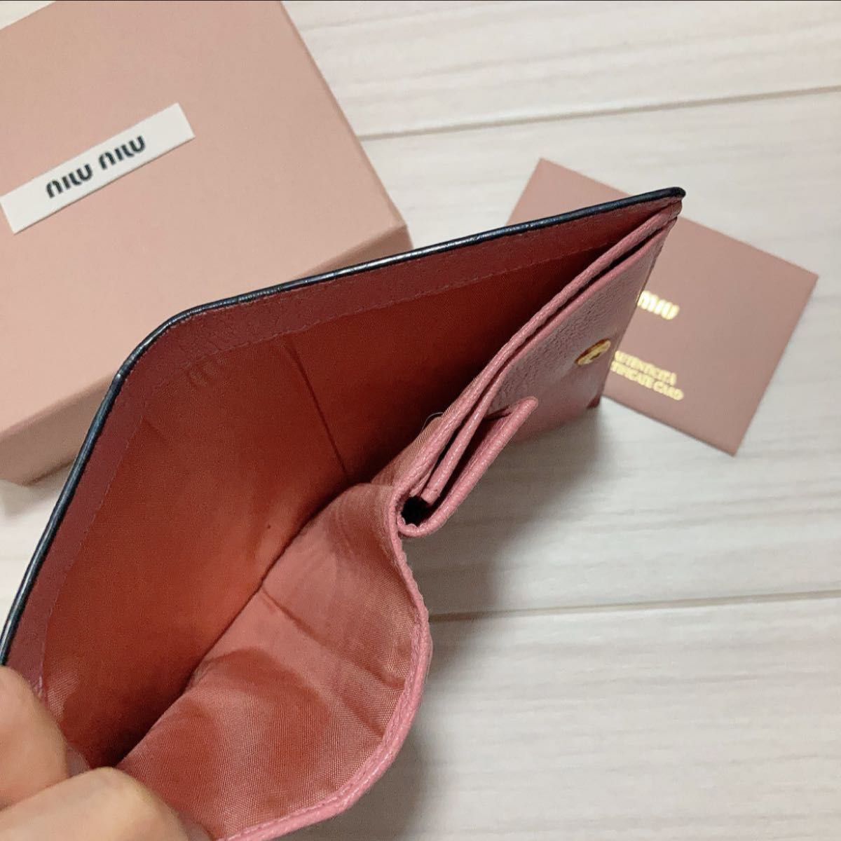 美品 miumiu ミュウミュウ 二つ折り財布 革財布 コンパクトウォレット 山羊革 マドラス レザー ピンク 花柄 