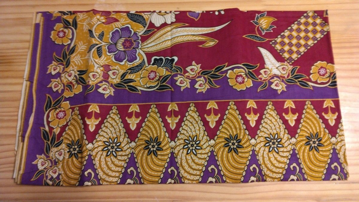 マレーシア　バティック　生地　綿100　赤紫　黄土色　花柄　筒状