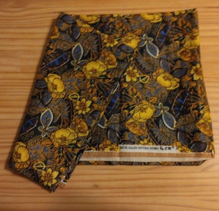 インドネシア　サルン　滑らか 生地  黒　青　黄色　茶色　筒状　花柄　