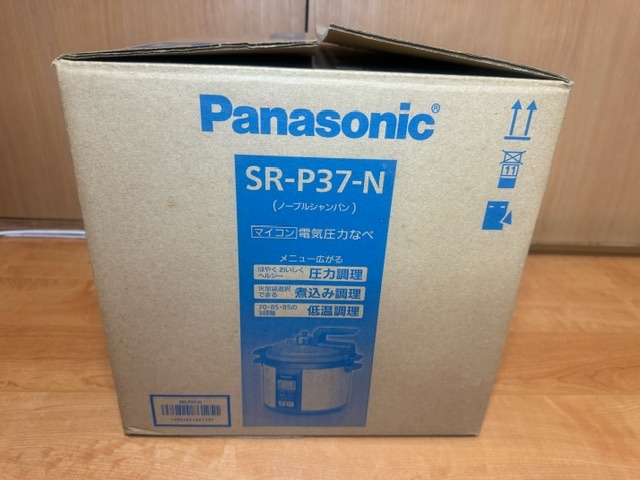 開封品ですが未使用です。Panasonic マイコン電気圧力鍋 SR-P37-N 付属品あり_画像2