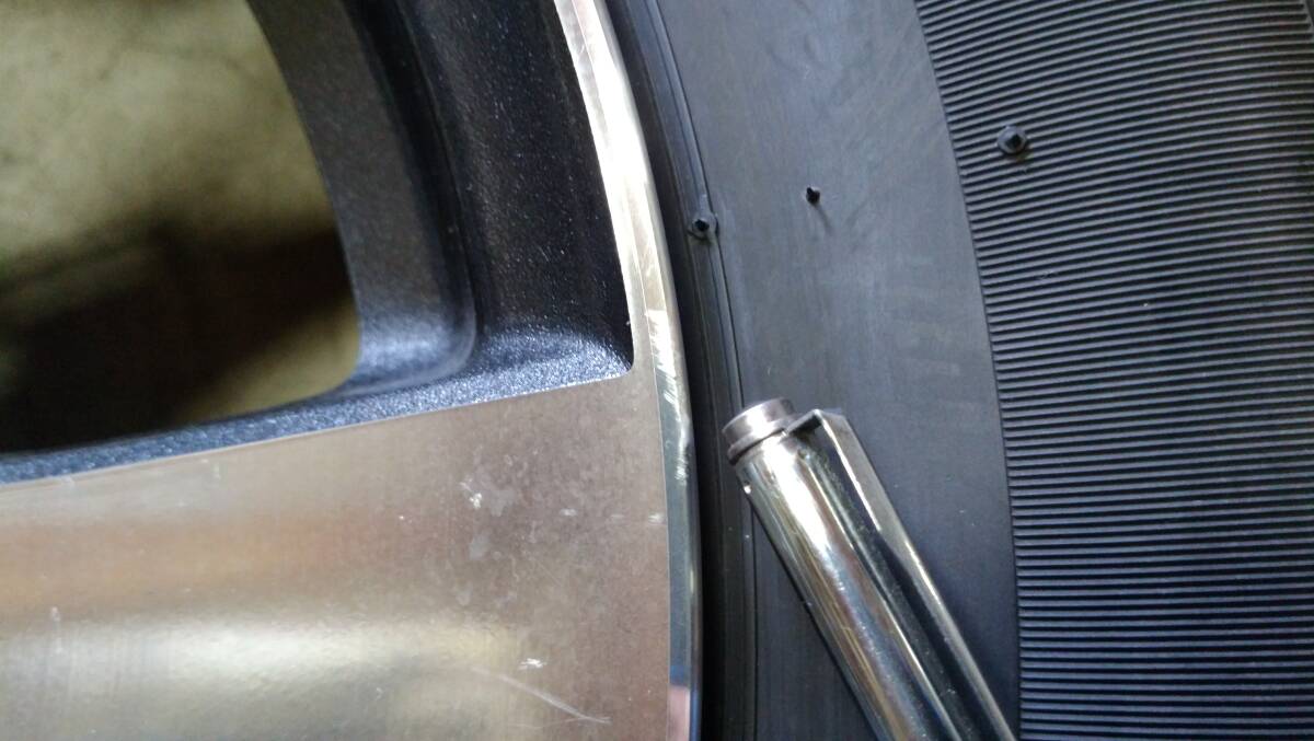 GWセール ジムニー JB23 純正 タイヤ ホイール 二本セット R_二本目の一番目立つ傷です。