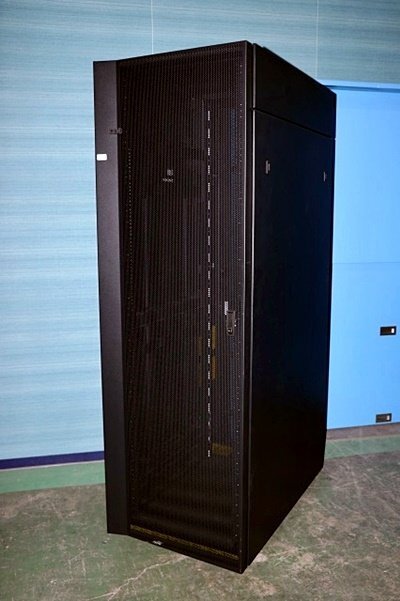神神 013 IBM　サーバーラック 　7014-T42　/　カギ付き 42Uラック (※送料0円では無い/別途掛かります)_画像1