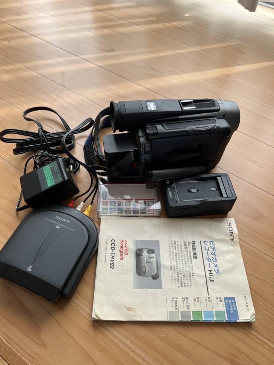 SONY ソニービデオカメラ CCD-TRV92 Hi8 バッテリー 充電器 IFT-R90 付き ジャンク_画像1