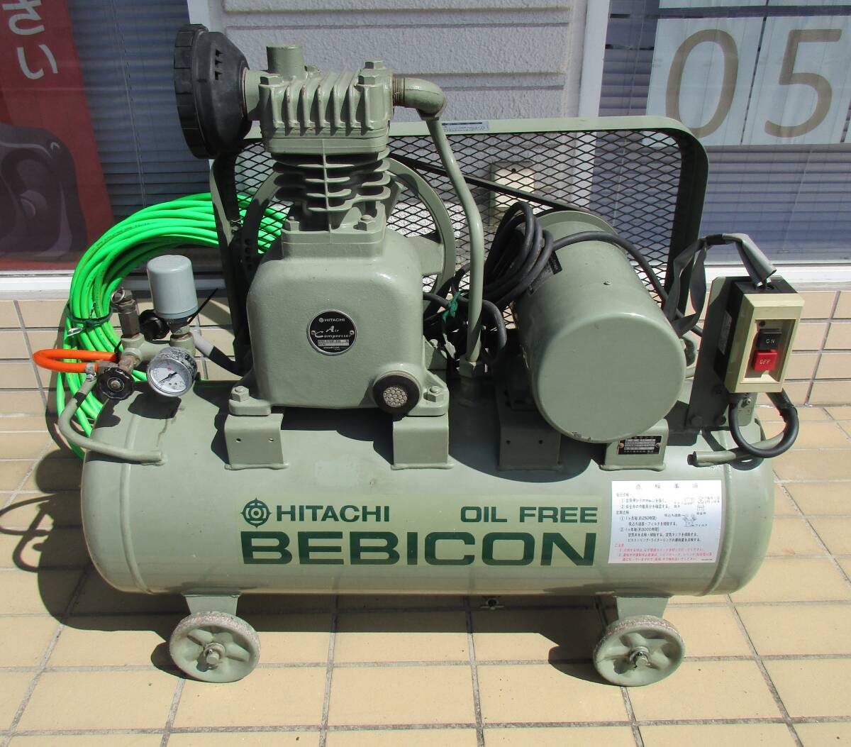 T3-58 【直接引渡限定 愛媛県】 HITACHI(日立) エアーコンプレッサー 【0.750P-8.5S (60Hz)】 BEBICON(ベビコン) OIL FREE_画像1