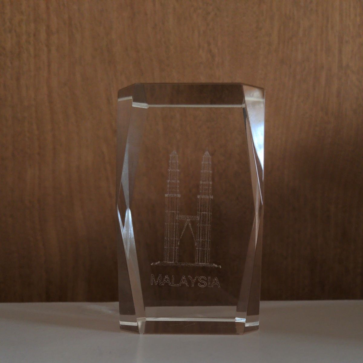 マレーシア ペトロナスツインタワー クリスタル 置物 3Dクリスタル 立体彫刻 おみやげ