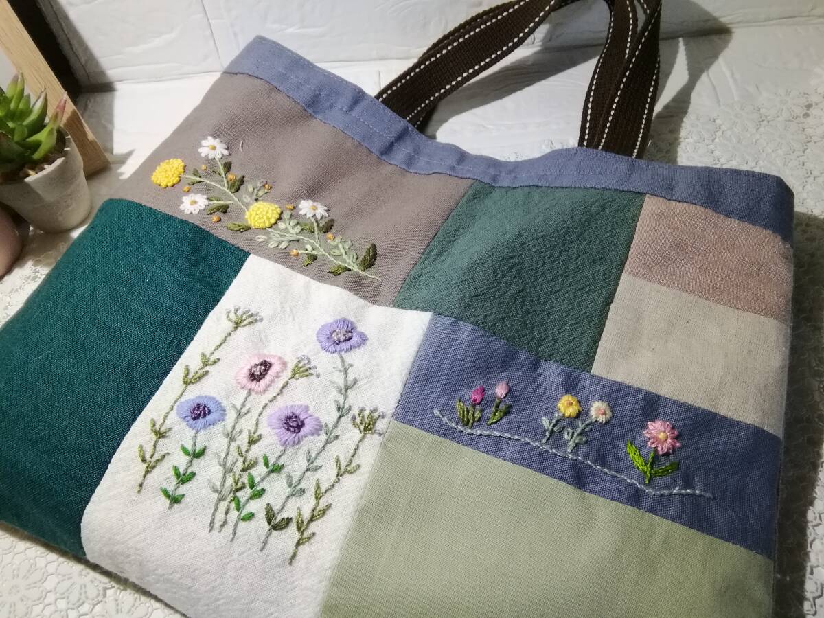 ハンドメイド・＊コットンリネン**パッチ*手提げトートバッグ*(花の手刺繍)_画像1