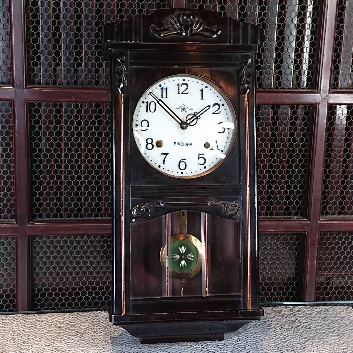 A03-0322 昭和レトロ 古時計 振子時計 掛時計 栄計舎 横窓 ゼンマイ式 動作品の画像1
