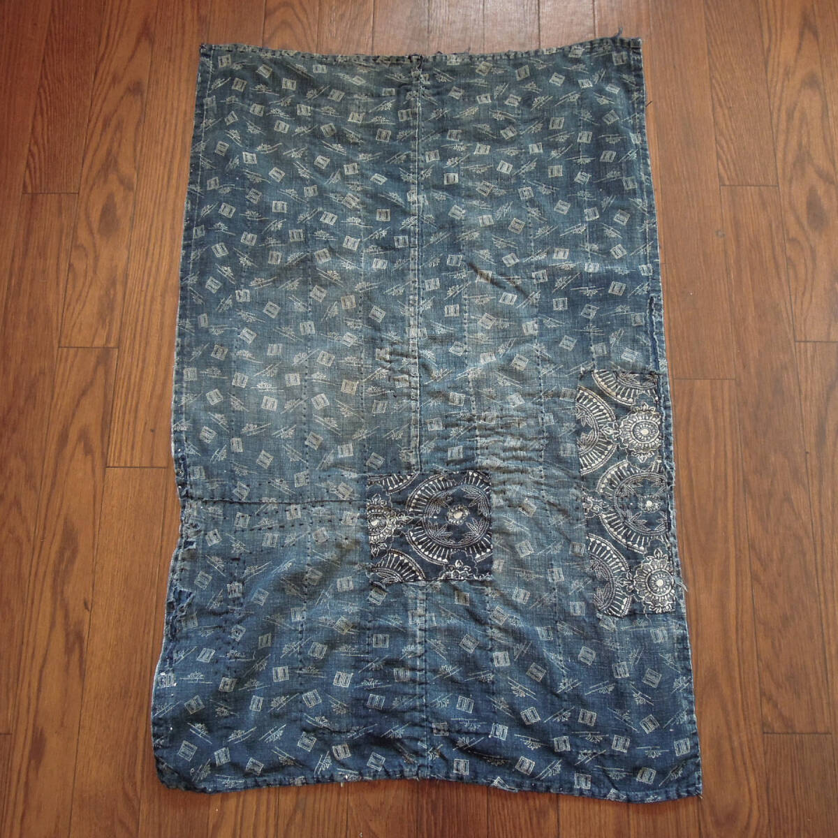 襤褸 敷物 ラグ 藍染 継ぎ接ぎ 手縫い 木綿 古布 ボロ インディゴ フェード Vintage cotton rug indigo handmade textile fabrics