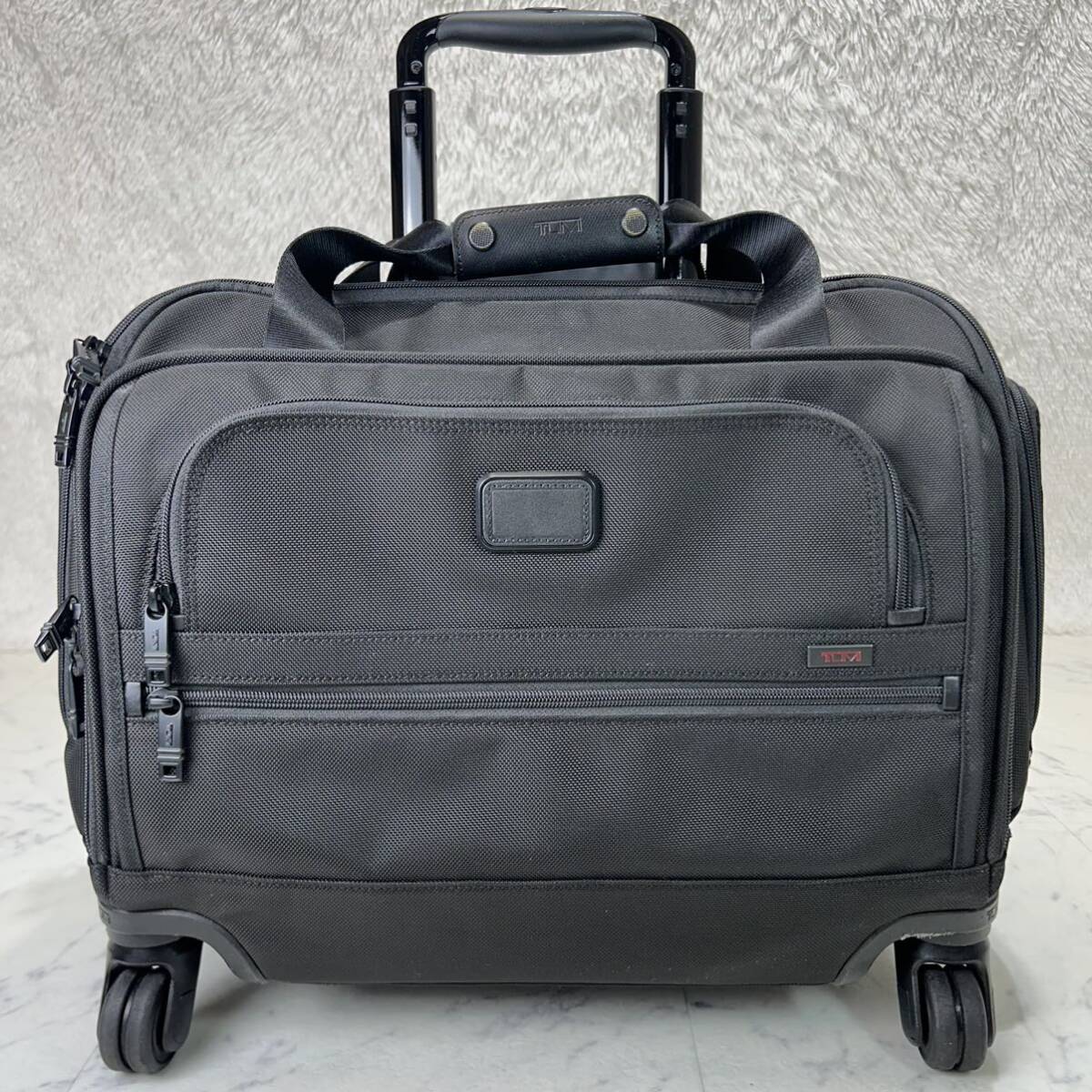 【美品】TUMI トゥミ ALPHA2 4WHEELED COMPACT DUFFEL 4輪キャリー 機内持込可 22652D2 FXTバリスティックナイロン 防弾チョッキ素材 4.1kg_画像2