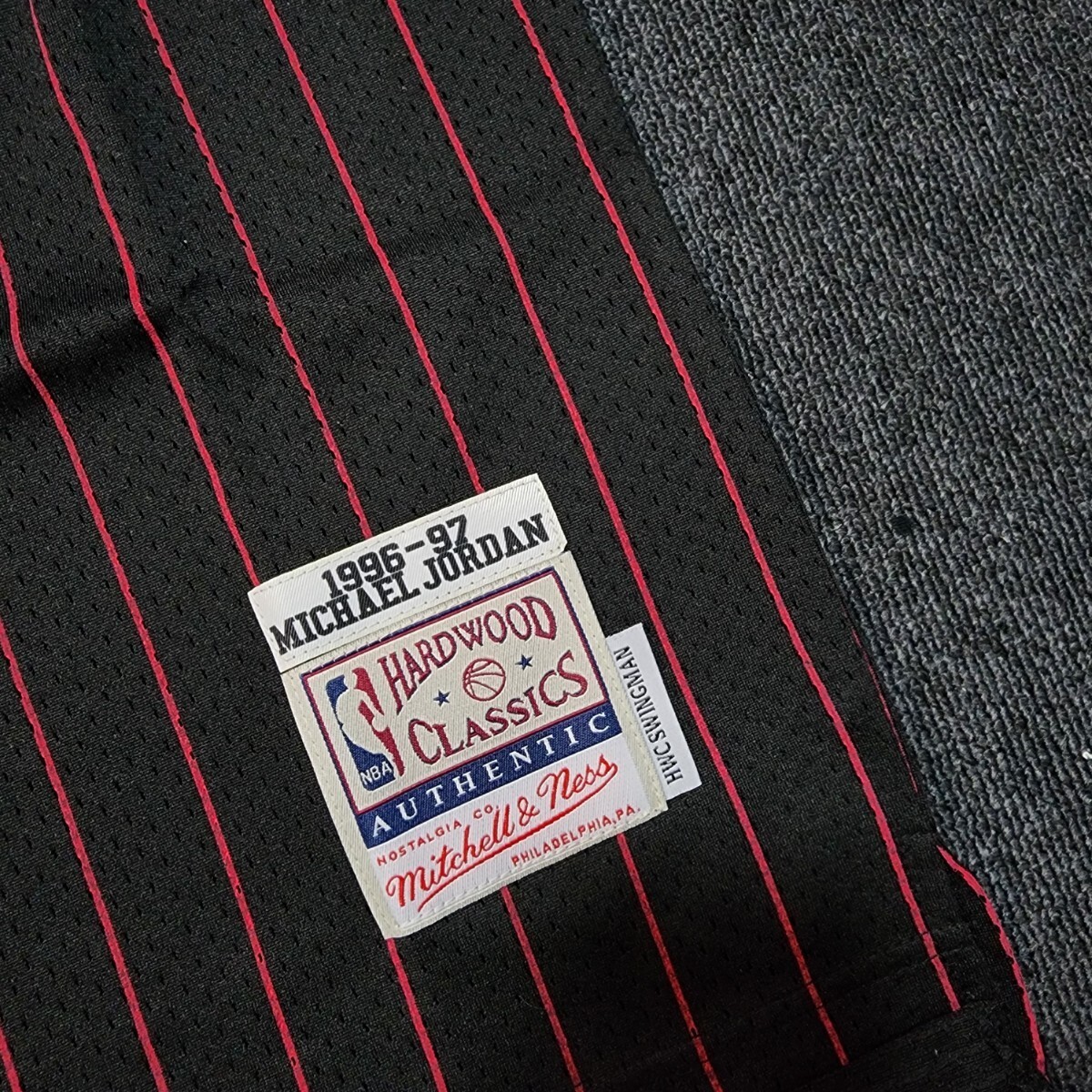 NBA　シカゴ・ブルズ　JORDAN選手　バスケットシャツ　ゲームシャツ　バスケットユニフォーム　サイズXL　ブラック　刺繍　1996−97_画像4