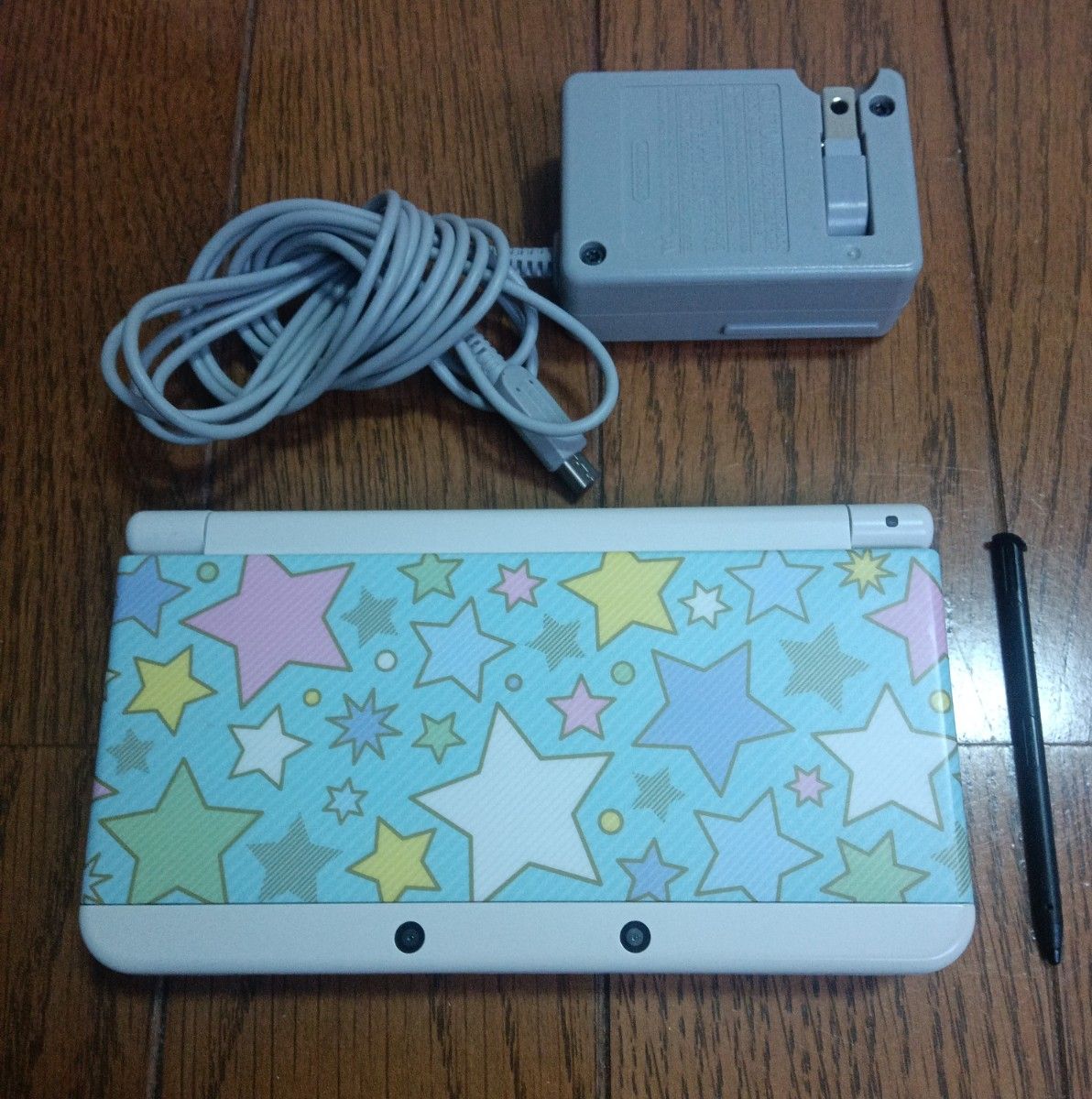 NEW NINTENDO 3DS ホワイト 中古品 上画面黄ばみ有り 本体自体に不具合なし 充電器 タッチペン SDカード付き