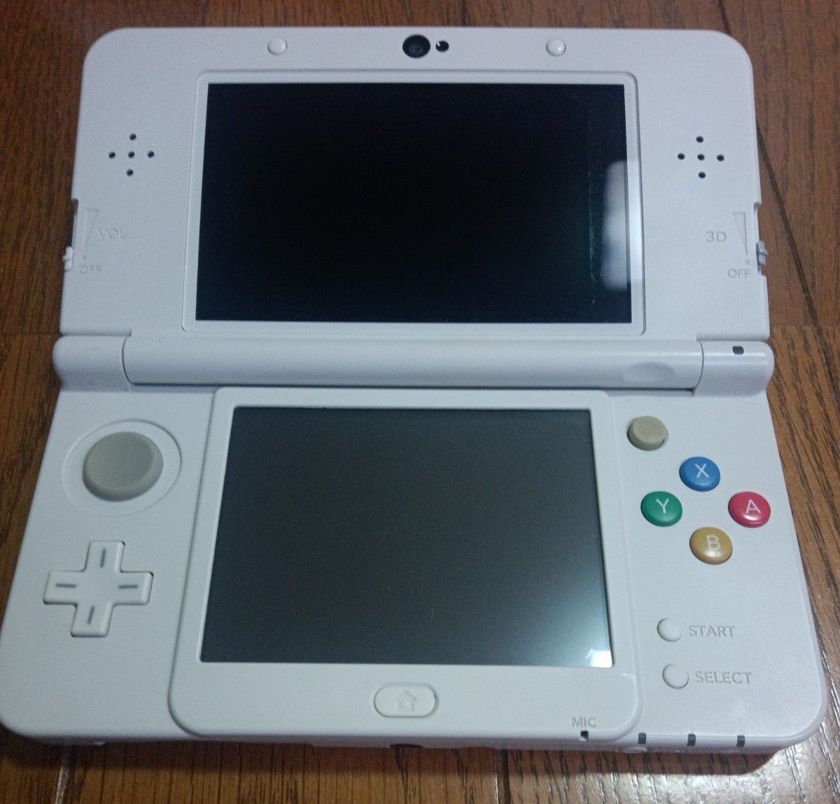 NEW NINTENDO 3DS ホワイト 中古品 上画面黄ばみ有り 本体自体に不具合なし 充電器 タッチペン SDカード付き