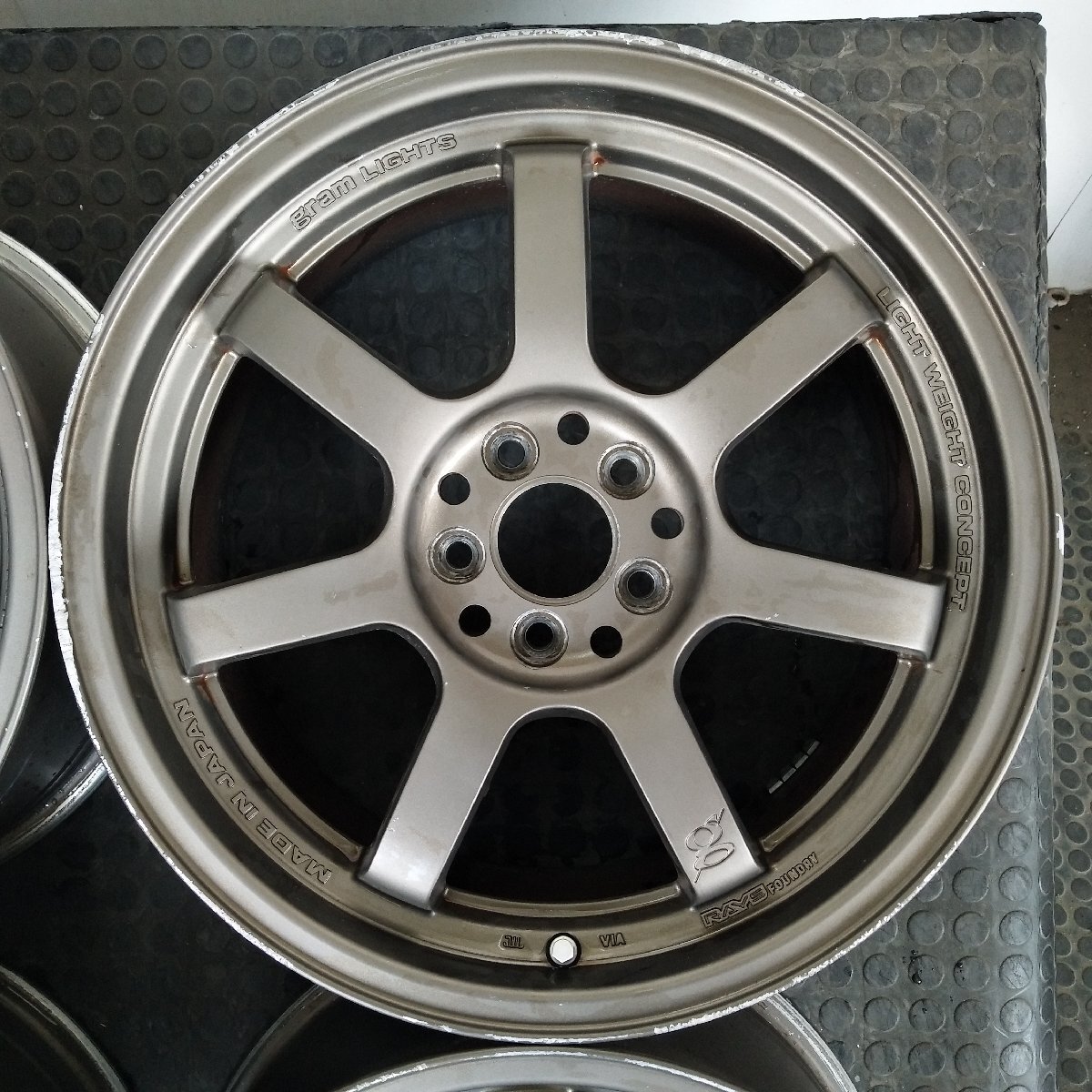 管理番号：A3-146【4本価格】【17x7.5J 5x100 ET+48 ハブ65】RAYS GRAM LIGHTS・インプレッサ レガシィ等・適格請求書発行可能の画像3