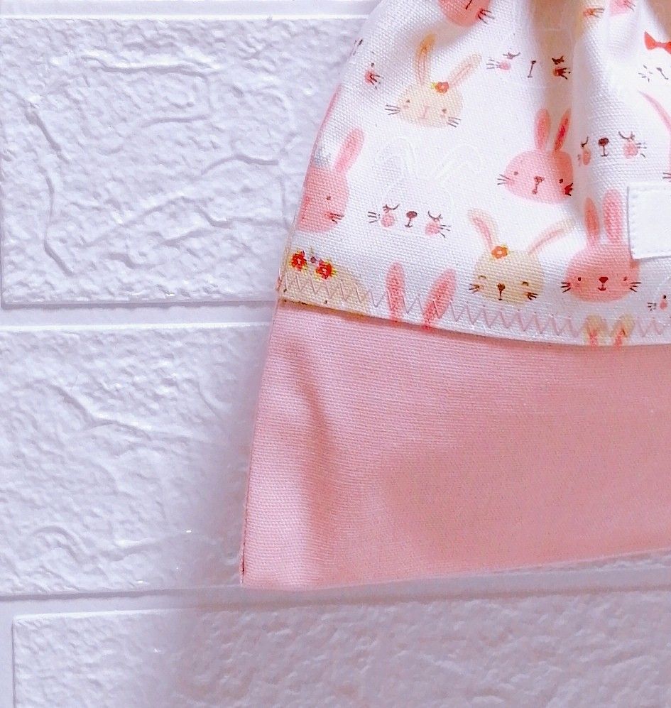 【ハンドメイド/送料込】巾着袋 小物入れ コップ袋 ポーチ ドットブラック × ピンクうさぎ