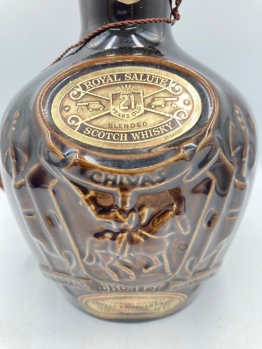 ST【同梱不可】ROYAL SALUTE ロイヤルサルート 21年 箱有 巾着付き 700ml 40% 1319g 未開栓 古酒 Z044020_画像3