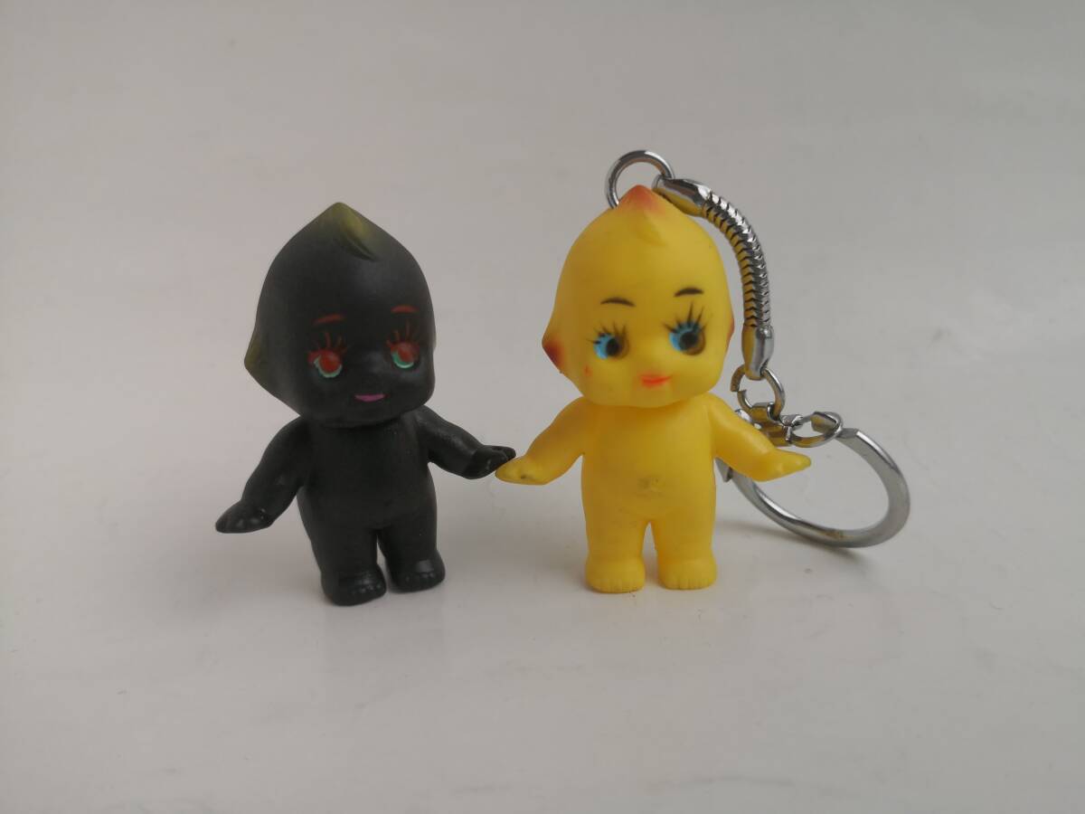 ●ミニ キューピー（黒）＆ キーホルダー（黄）　ソフビ人形 2体セット_画像1