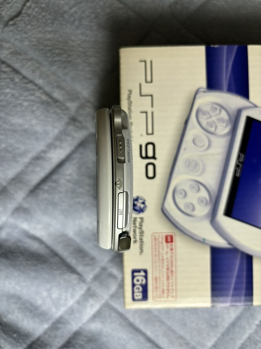 美品 SONY PSP GO 8GBSDカード付き バッテリーおまけ_画像6