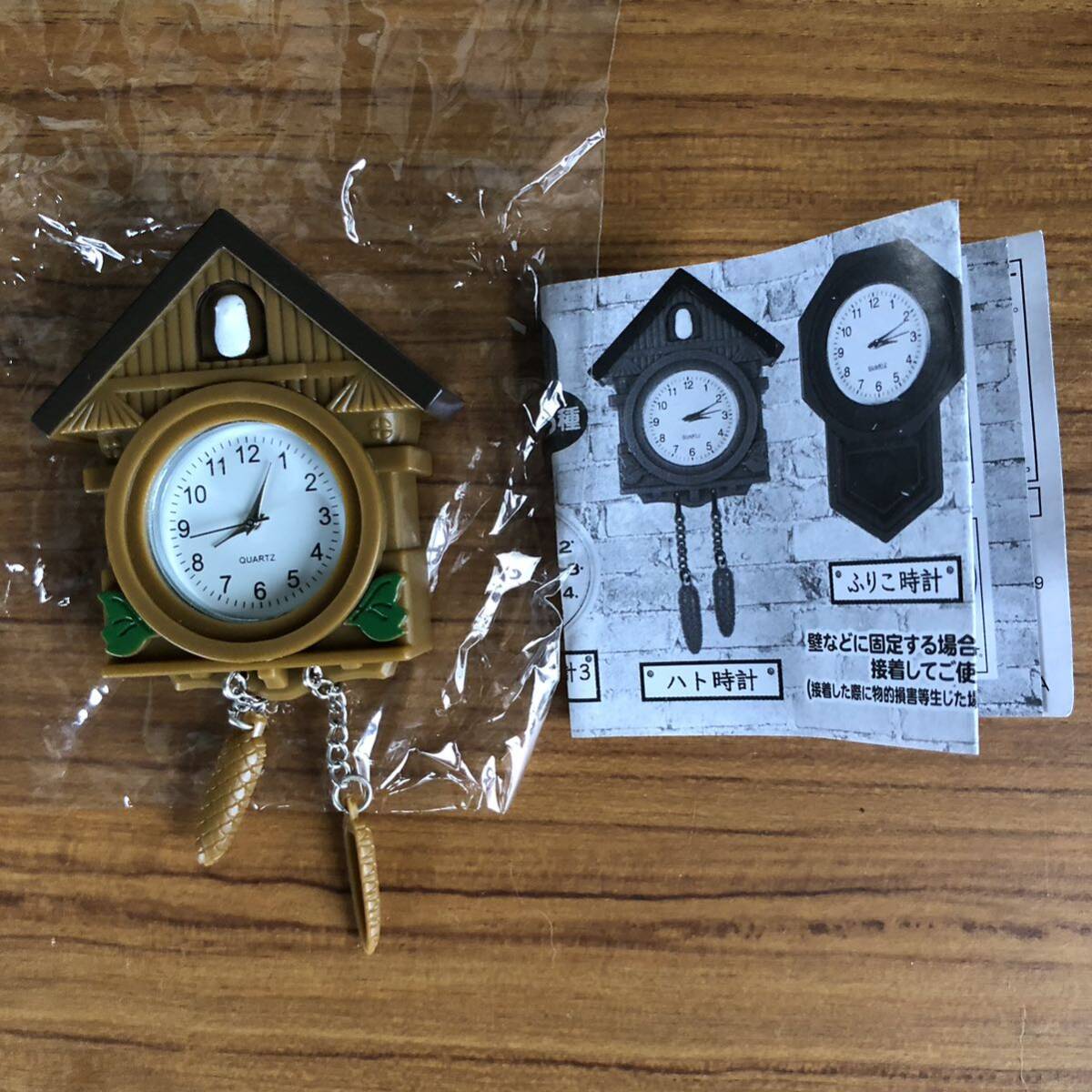 ガチャ「思い出のミニミニ壁掛け時計(第一弾)」より「ハト時計」1／6ドールサイズ、本物の時計がはめ込まれており実際の時計として使えるの画像1