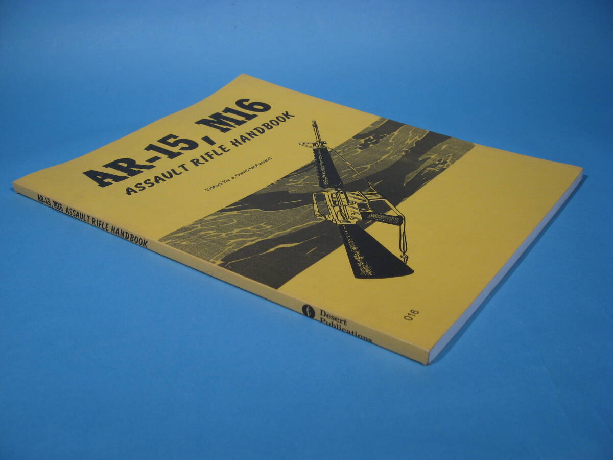 貴重 実物 デザート出版 AR-15、M16 アサルトライフル ハンドブック Desert Publications AR-15,M16 ASSAULT RIFLE HANDBOOK (中古・美品)_画像2