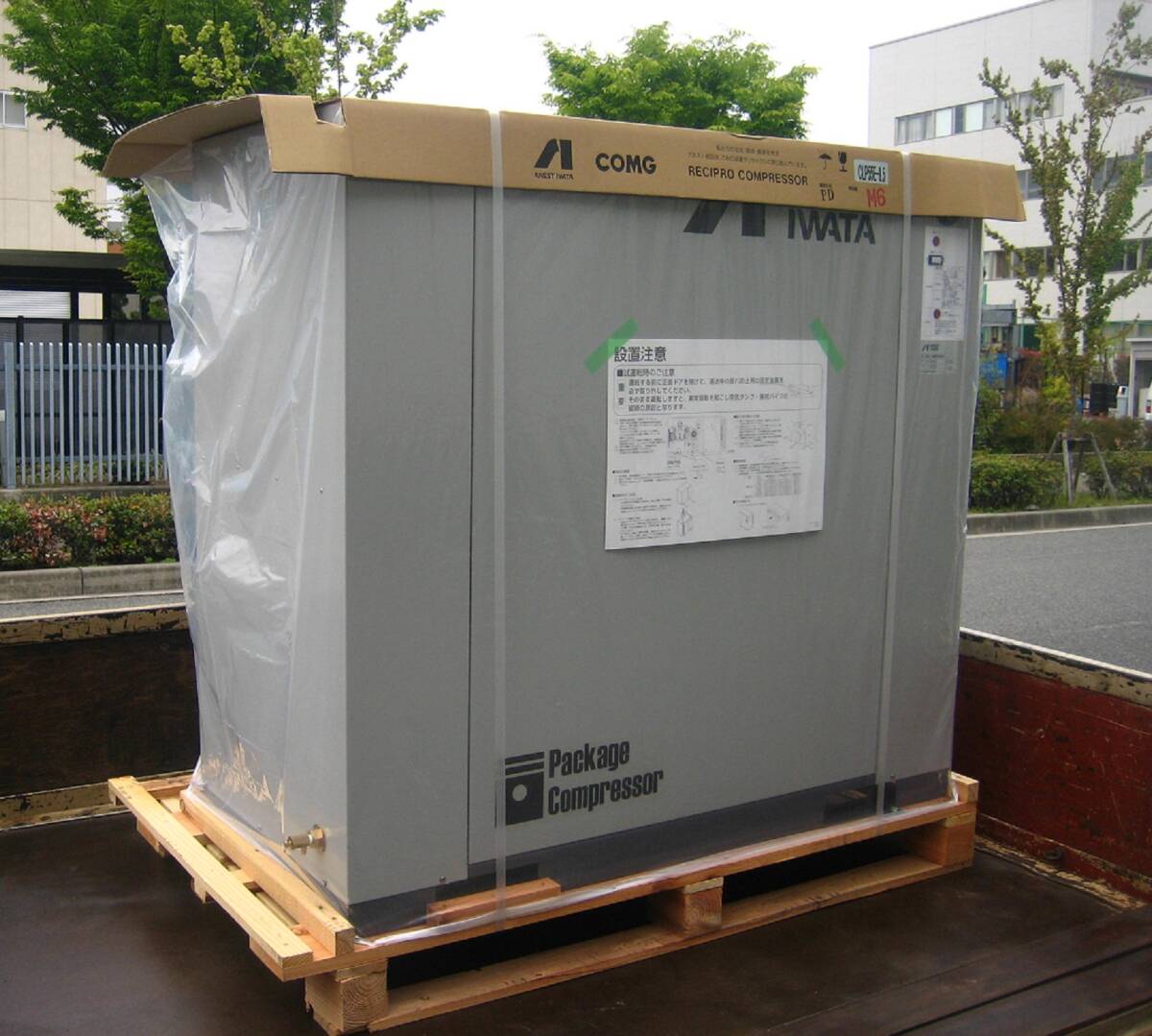 送料無料 アネスト岩田中圧パッケージコンプレッサーCLP37EF-14(5馬力) 給油式 オイルアラーム標準装備 エアードライヤー無し