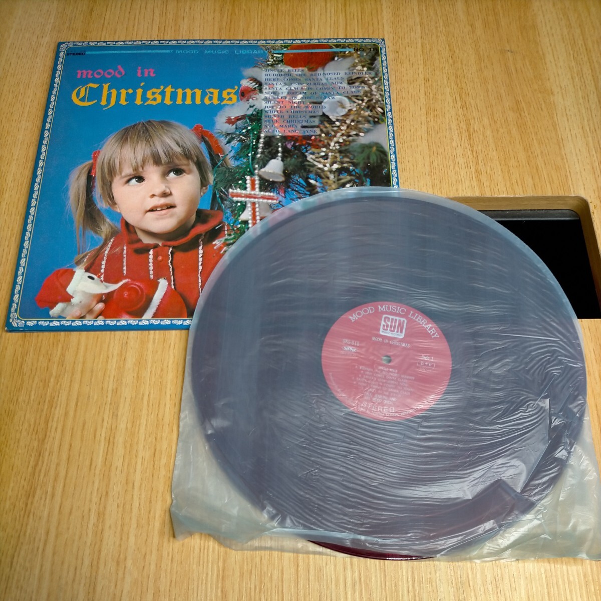 H1705 Mood in Christmas Mood Music Library クリスマスソング ジングルベル 他 赤盤 LP盤 LPレコード 洋楽 昭和レトロ 送料全国一律510円_画像1