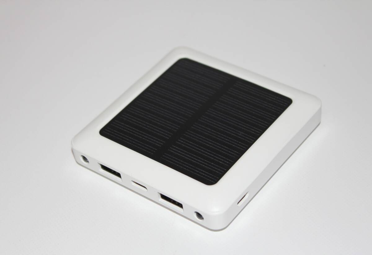 DAISO ダイソー ソーラー充電モバイルバッテリー 5000mAhの画像1